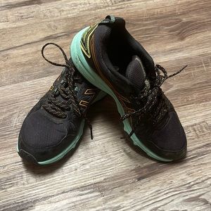 ASICS gel tennis shoe. EUC